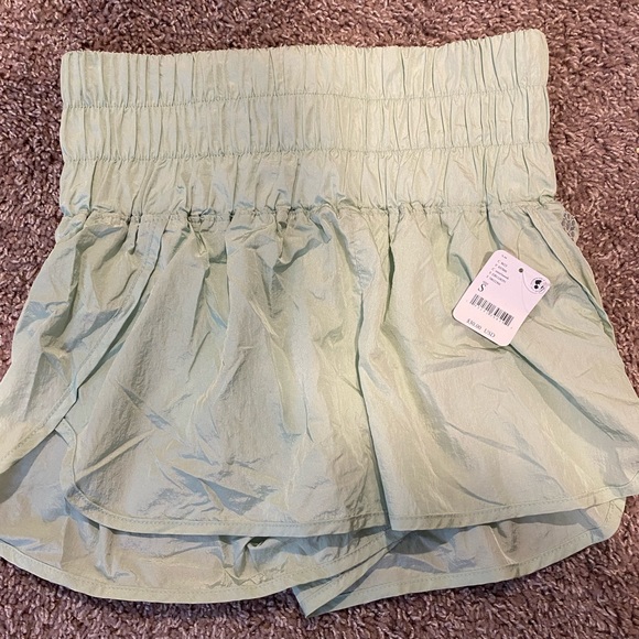 SMALL Free People Movement Shorts in green mist - Picture 1 of 3